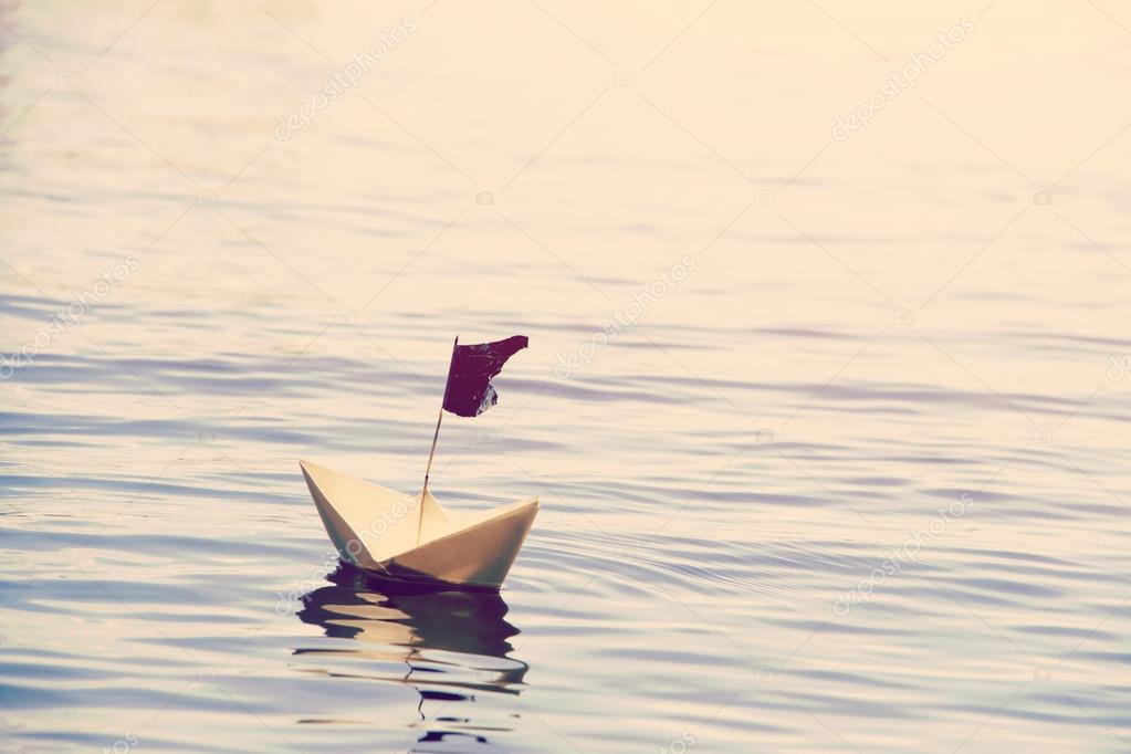 Кораблик из бумаги я по ручью. Бумажный кораблик. Бумажный кораблик в море. Бумажный кораблик на воде. Бумажный кораблик на речке.
