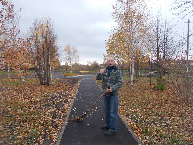 Убирает дворник лето...