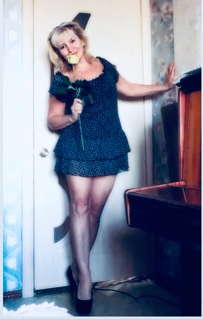 Ты с яркой розой у рояля. Посвящение С. Т. 2678