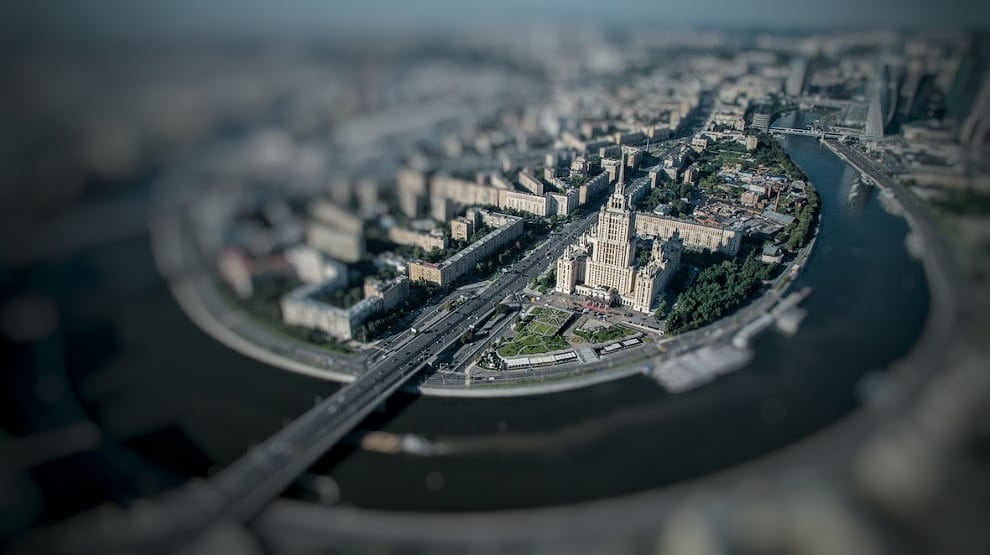 Бежит Москва...