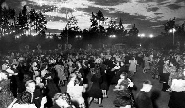 Мерцают гирлянды огней над Исетью...