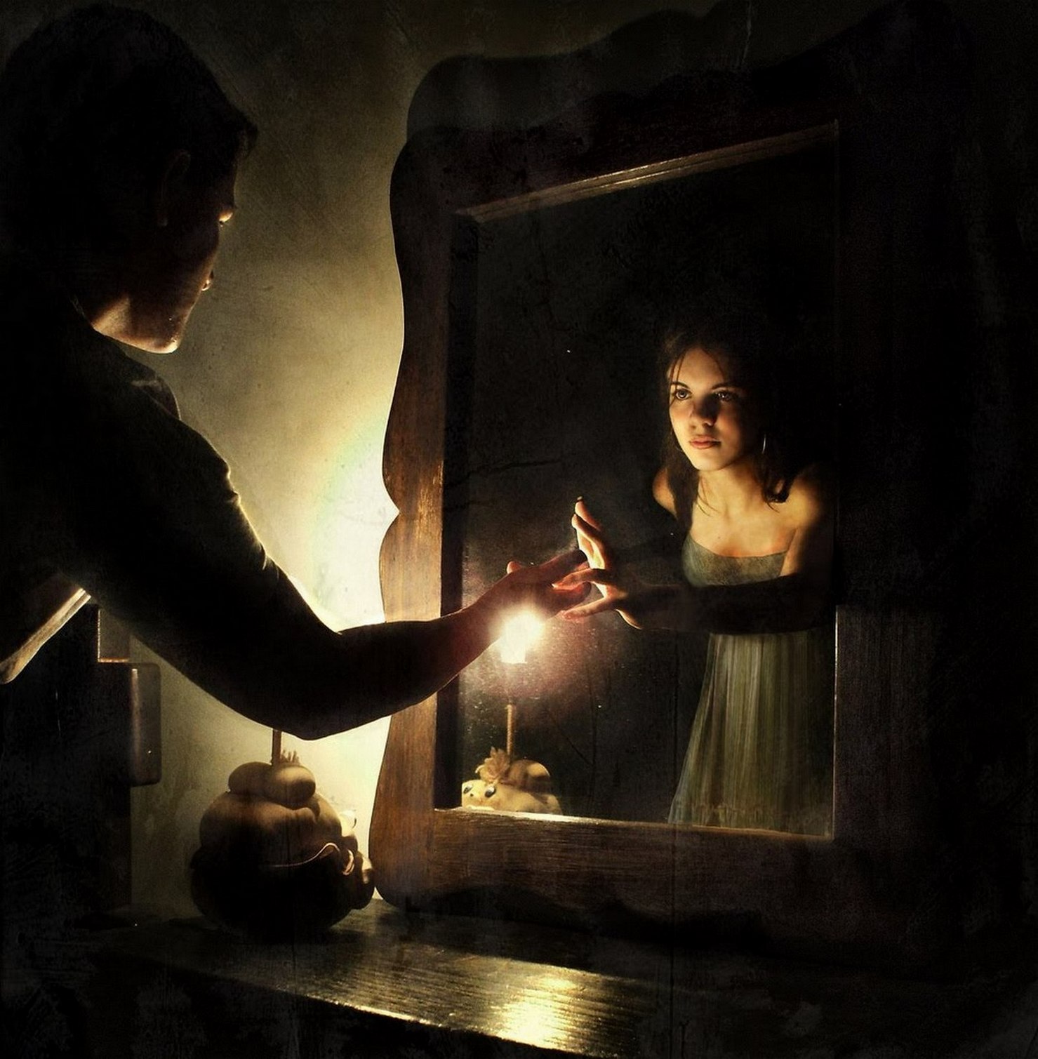 Гадания жизни человека. Магическое зеркало. Картина отражение в зеркале. Отражение свечи в зеркале. Зеркало мистика.