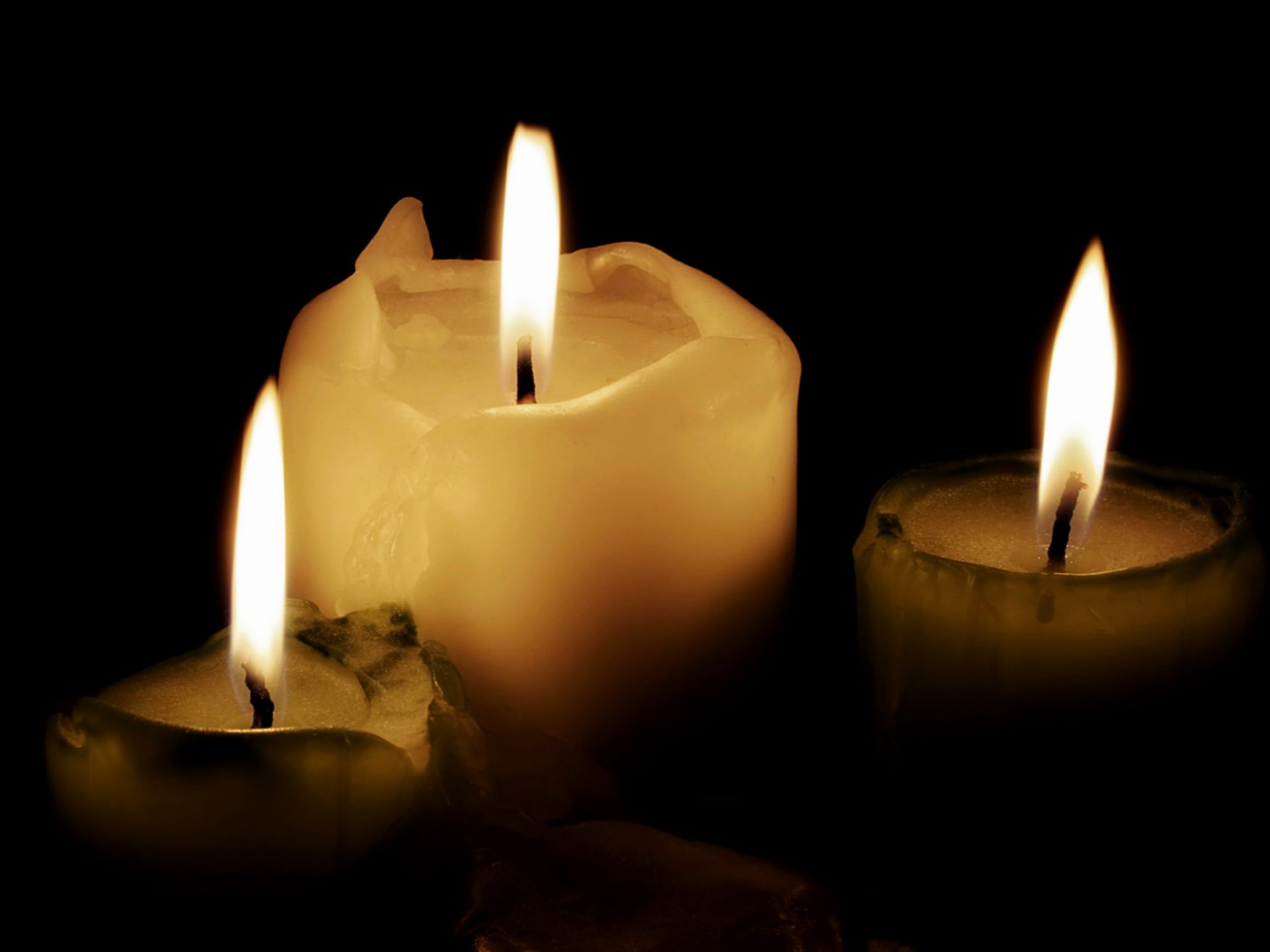 Скорбим на узбекском языке. Свеча соболезнования. Траурная свеча. Светлая память свеча. Поминальные открытки со свечами.