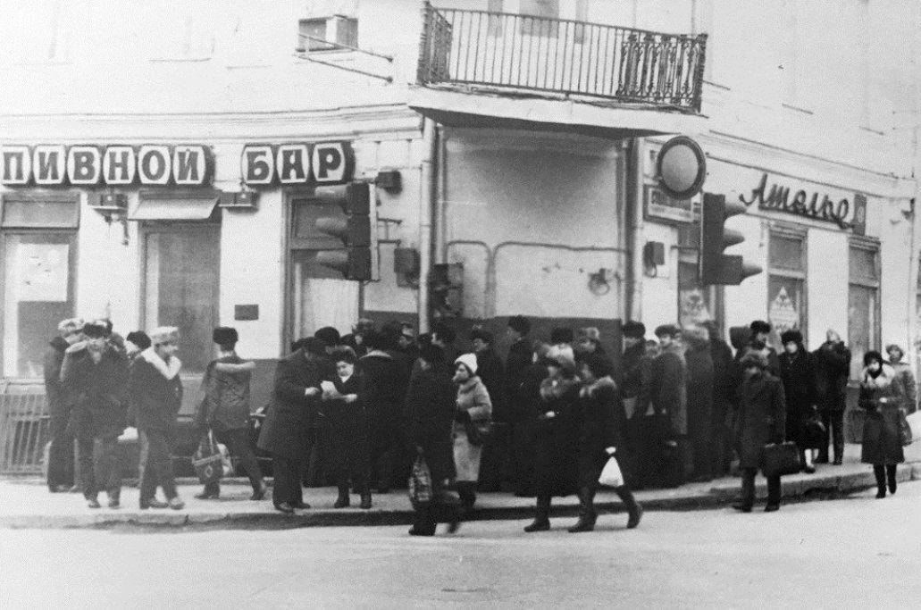 Стонет очередь рядом с Невским