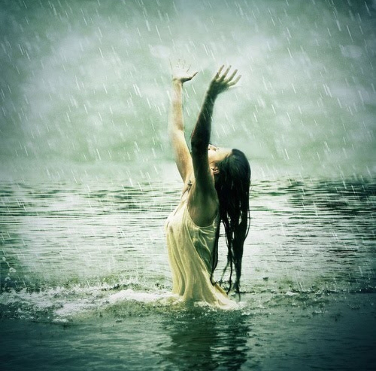 Вдруг навалился туман как будто. Девушка под дождем. Девушка в море под дождем. Дождь море девушка. Фотосессия под дождем на море.
