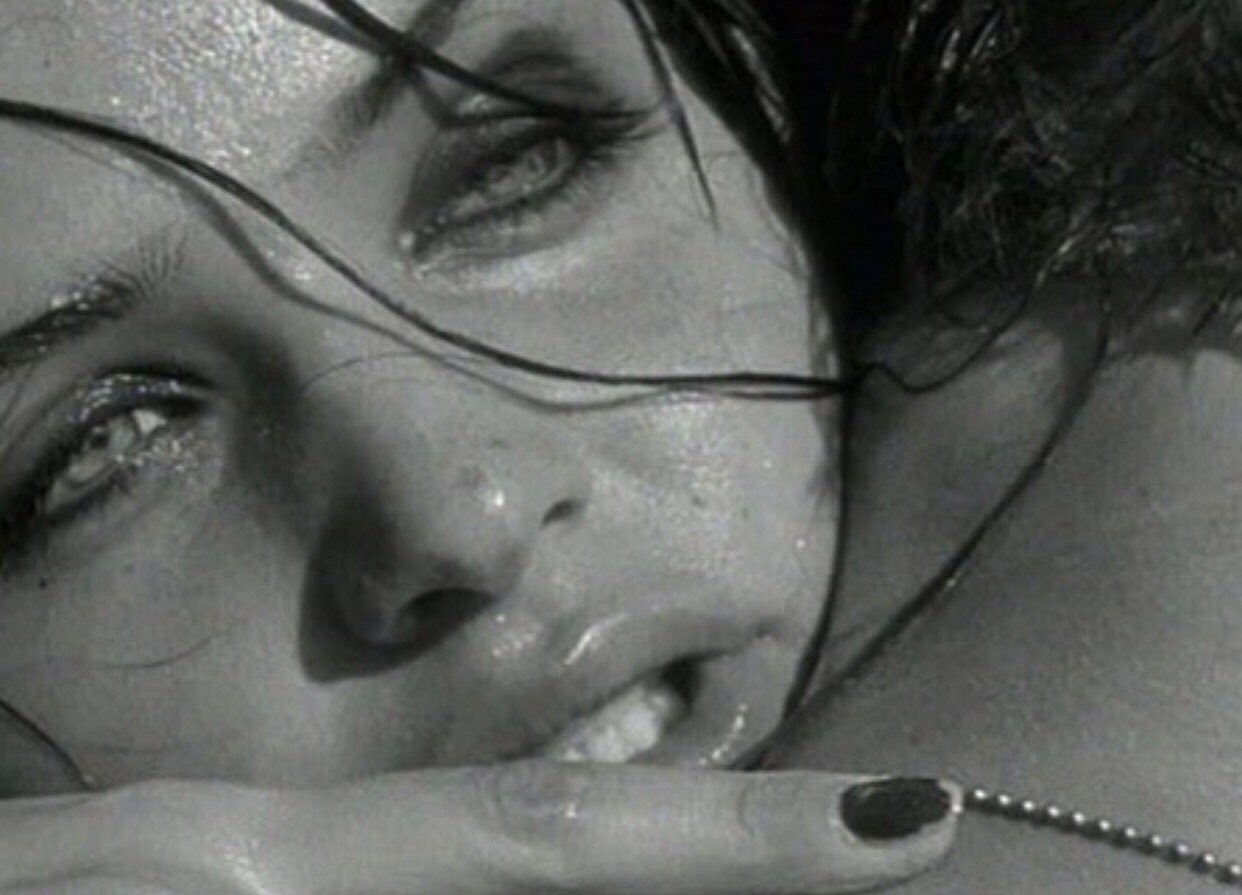 Айзек wicked game. Chris isaak и хелена кристенсен. Хелена кристенсен в клипе криса айзека. Хелена кристенсен в клипе. Айзек wicked game.