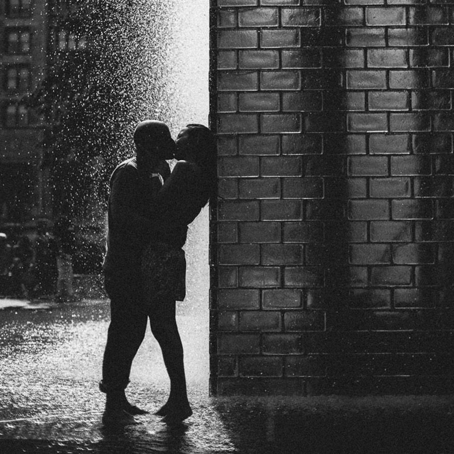 Поцелуй у стены рисунок