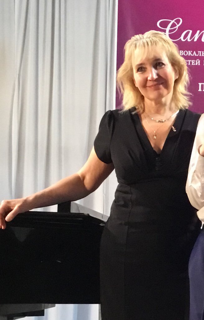 Ты стоишь у милого рояля. Посвящение С. Т. 3070