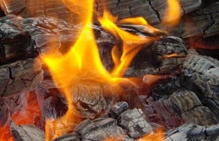 Посивiли вуглi в полумji вогню