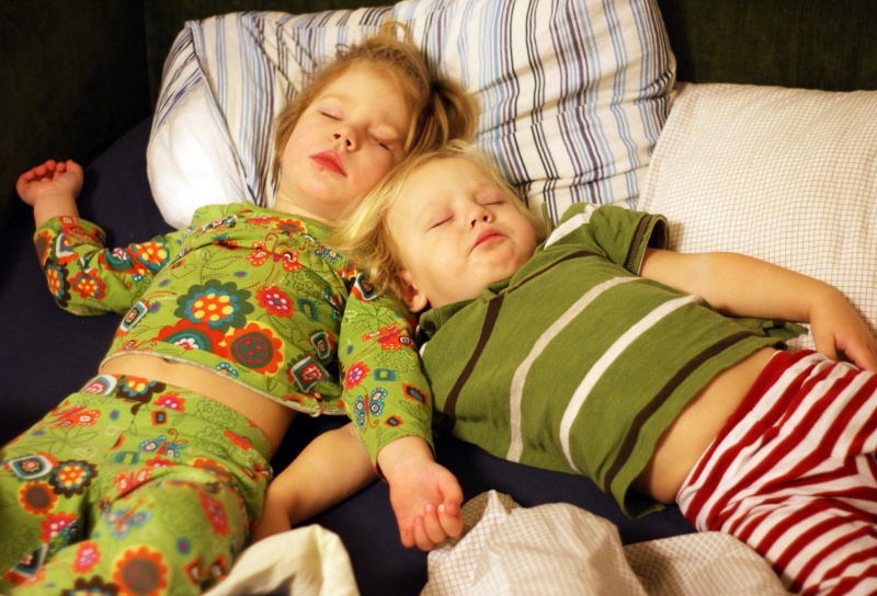 Тихо родители спят. Много спящих детей. Малыши мальчик и девочка спят.