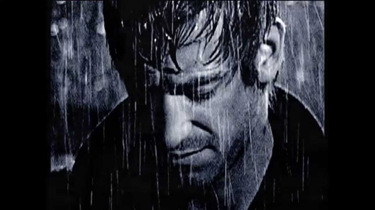 Мужчины плачут видео. Мужчина под дождем. Мужчина плачет под дождем. Парень плачет под дождем. Одинокий мужчина под дождем.
