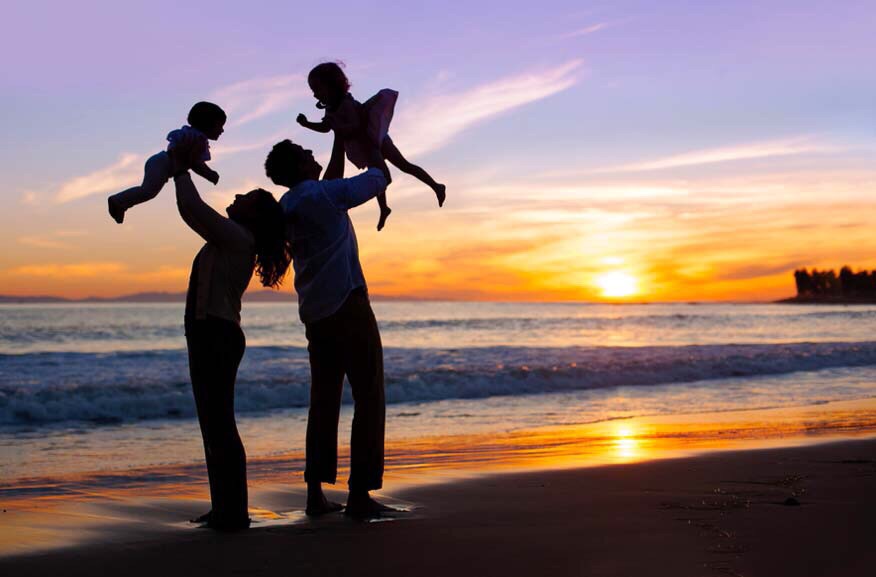 Сын и дочка вместе. Красивая семья. Счастливая семья. Счастливая семья на море. Счастливая семья на закате.