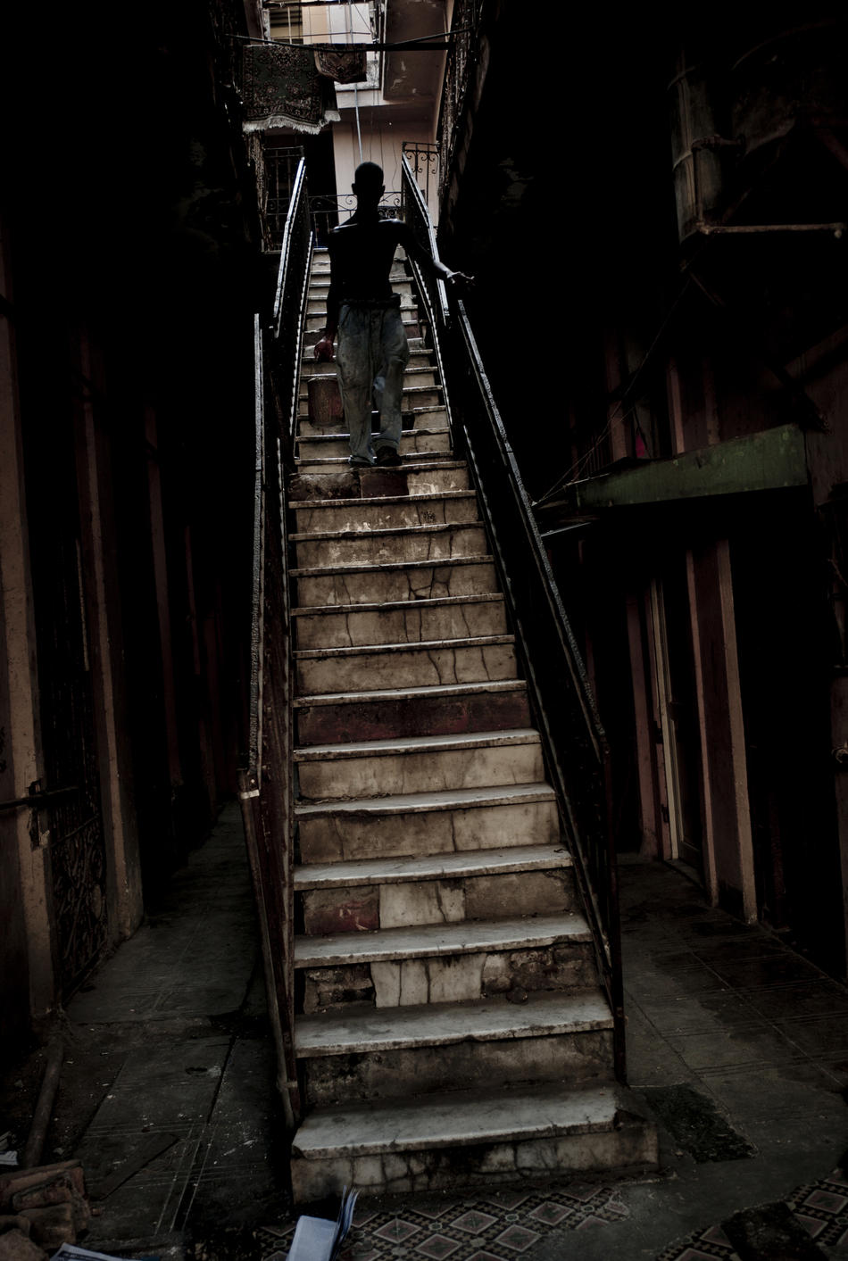 Ужасные лестницы. Жуткая лестница. Старая лестница. Старая лестница в доме. Старая деревянная лестница.