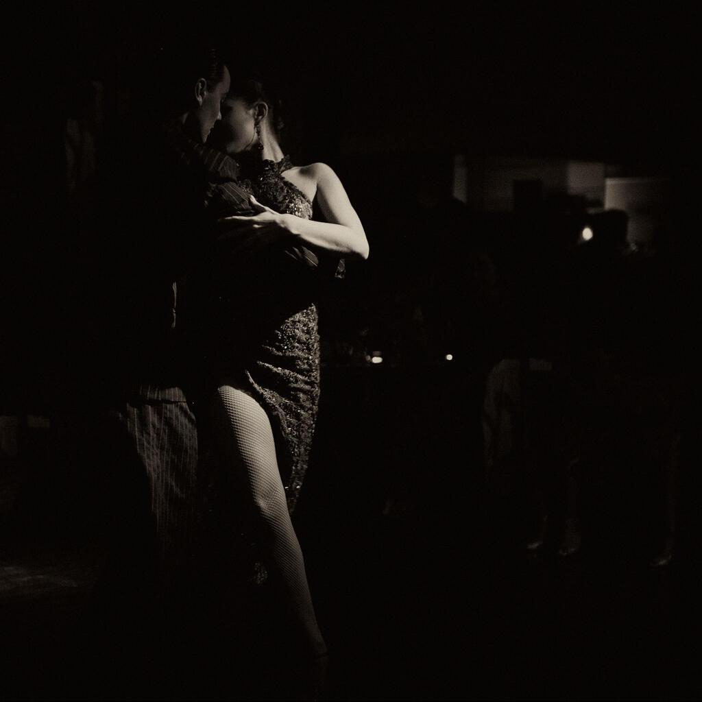 Песня мы пляшем танго ремикс. Танго в ночи. Танго в темноте. Ночное танго. Женщины которые танцуют ночью.