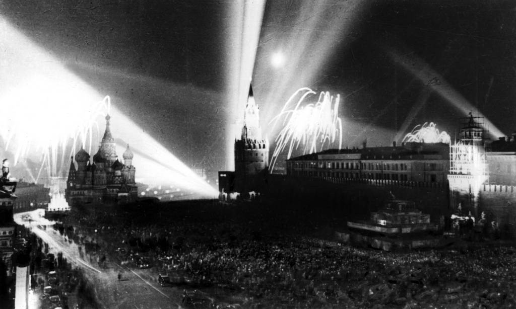 Первый салют в честь победы. Первый салют в Москве 1943. Первый салют Победы 1945. Салют Победы в Москве 1945. Салют в Москве 9 мая 1945.