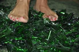 Пройти по осколкам стекла...