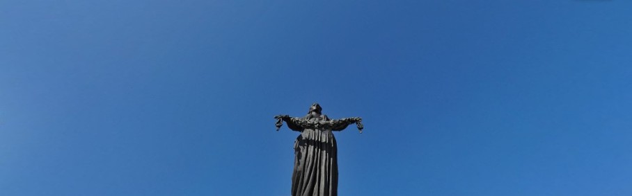 Под Пискарёвским Небом не смолкают голоса...