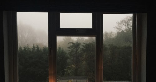 И вижу окна тёмные без штор...