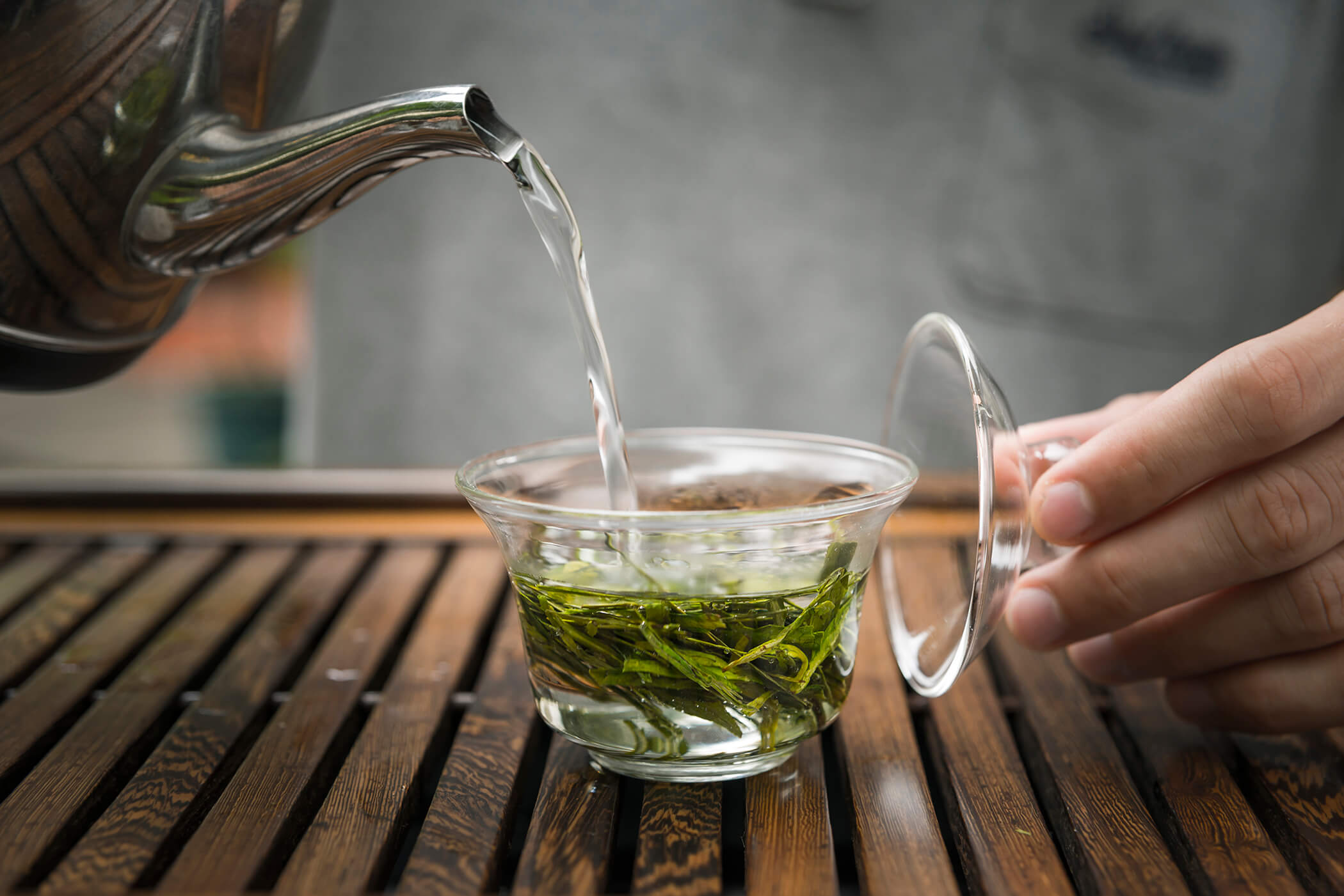 Ест заварку. Лунцзин чай. Зеленый чай. Китайский зеленый чай. Зеленый чай заварка.