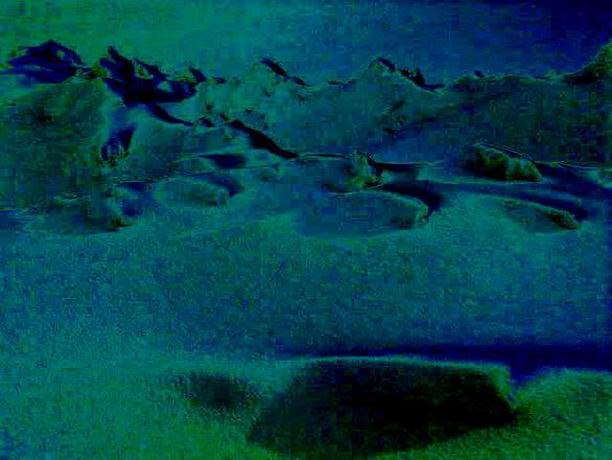 Встали зубьями чёрные скалы