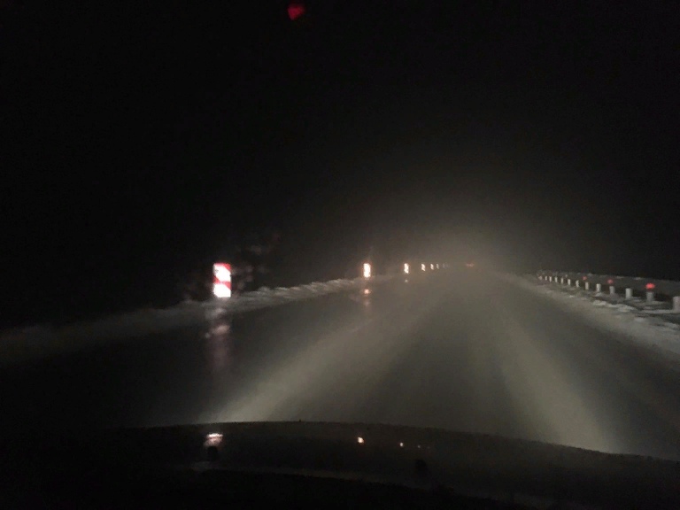 Замёрзший снег на лобовом стекле...