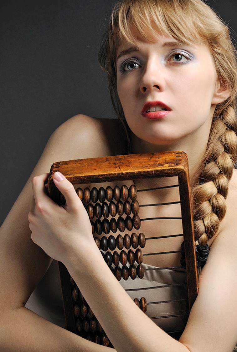 счеты в руках. деревянные счеты. человек со счетами в руках. девушка и счеты. красивая девушка со счетами.