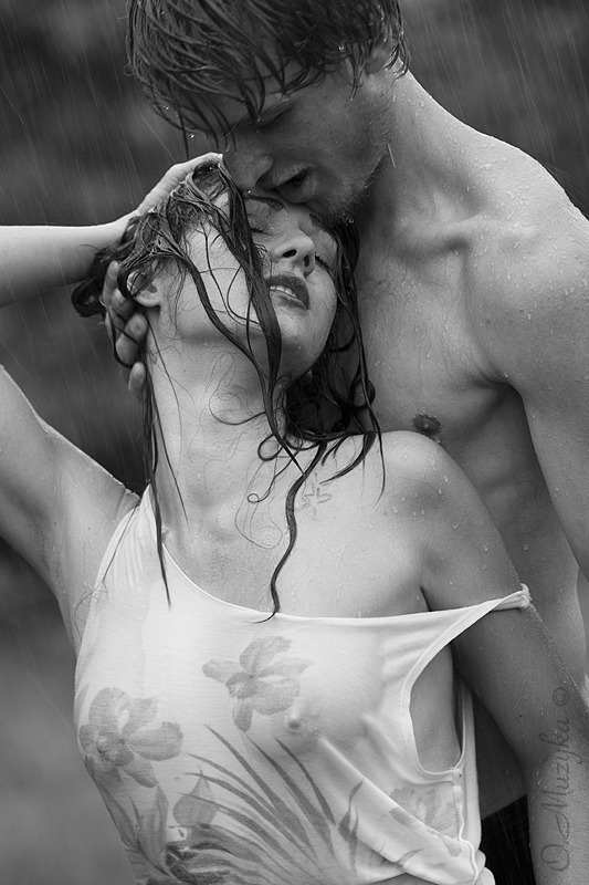 Мужчина целует грудь картинки