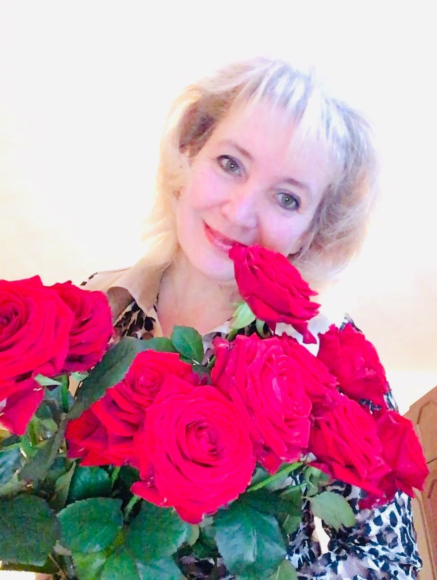 С букетом ярко-алых роз. Посвящение С. Т. 3461