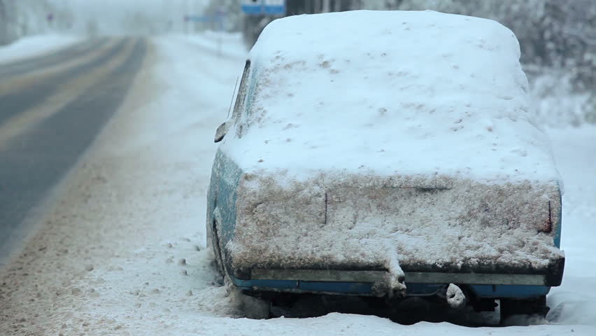 Запорошена снегом машина...