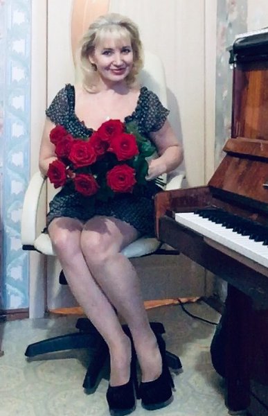 С букетом у рояля. Посвящение С. Т. 3479