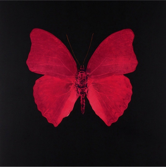 Никому не покажет свой крестик подальше спрячет