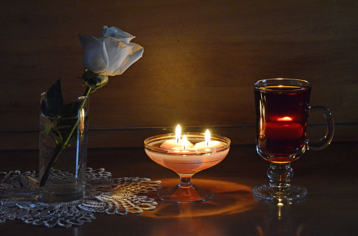 Добрый вечер свечи. Вечернее чаепитие. Свечи, цветы и вино. Натюрморт со свечой. Вечернее чаепитие при свечах.