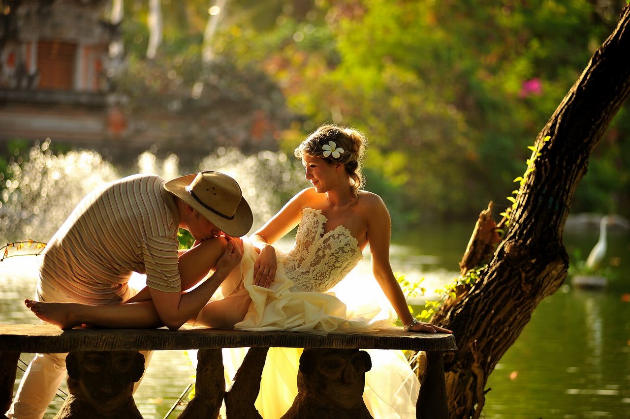 Муж целует ноги жене. Влюбленные на природе. Романтичный пейзаж. Романтичная женщина. Романтическая фотосессия.