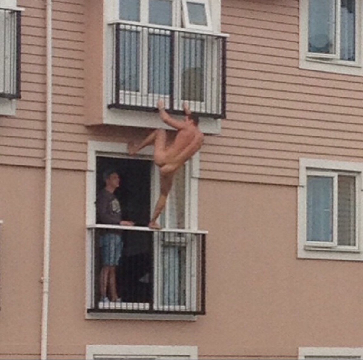 мужик выходит на балкон голым фото 10