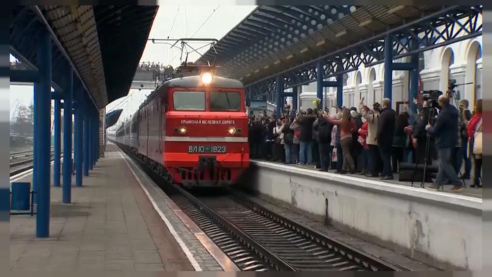 Скорый поезд прибыл в москву. 007а Таврия. Поезд прибывает. Поезд в Крым на Киевском вокзале. Поезд приехал на станцию.
