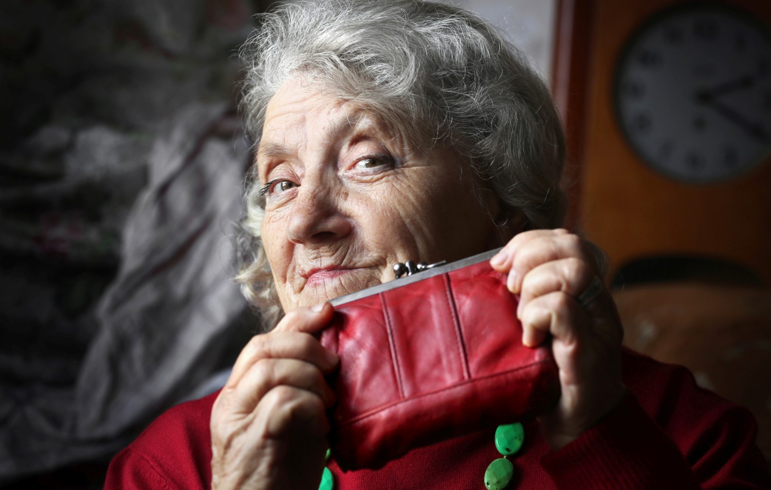 Бабушка сен. Пожилая женщина с деньгами. Счастливая бабушка. Бабушка пенсионерка. Радостная бабушка.
