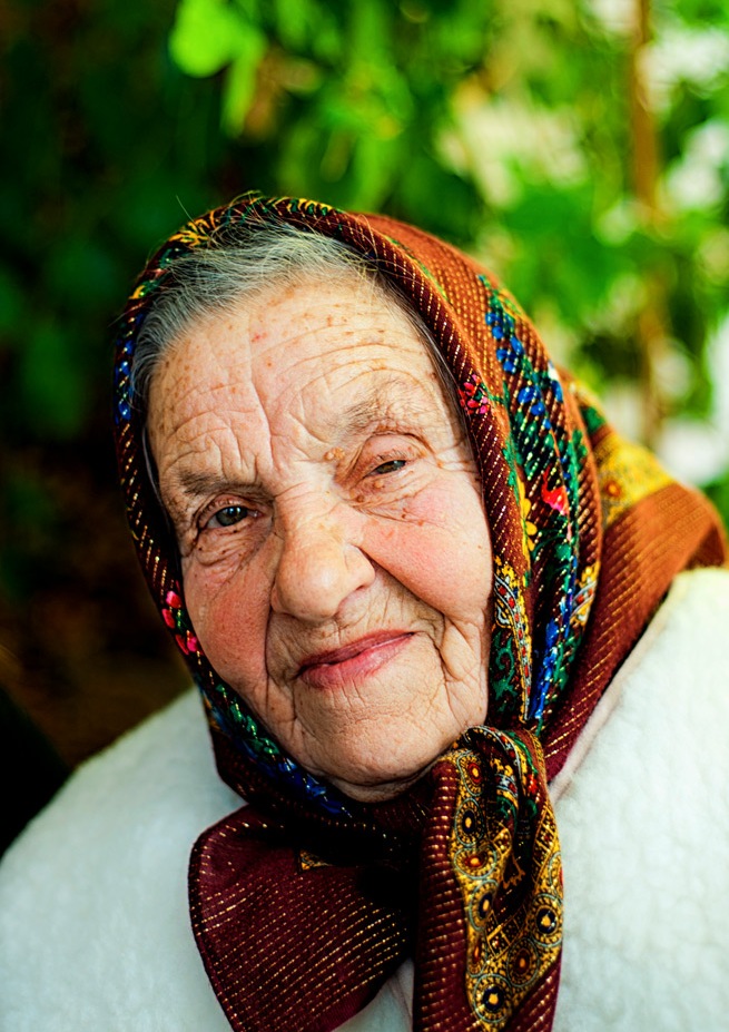 Красивая русская старушка. Бабушка. Пожилая женщина в платочке. Баблуша.