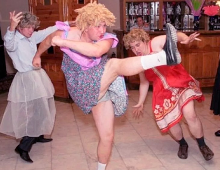 Шуточный танец бабушек. Танцы прикол. Корпоратив смешные. Веселый танец. Девушка смешно танцует.