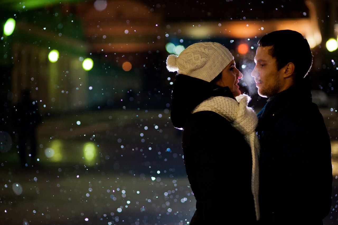 Мы встретились ночью песня. Пара зимой. Влюбленные зимой. Влюбленные зимой ночью. Зимний вечер влюбленные.