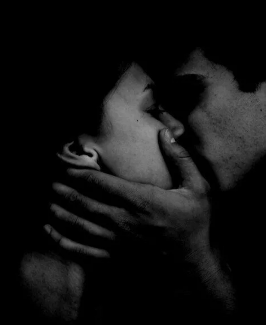 После страстного поцелуя. Страстный поцелуй. Поцелуй черно белое. Поцелуй страсть. Нежный поцелуй.