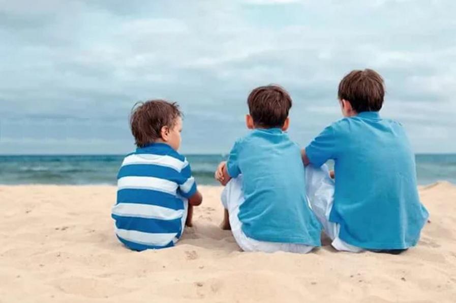 На 2 берегах брат. Три мальчика со спины. Два мальчика на фоне моря. Три мальчика со спины на море. Два мальчика спиной.