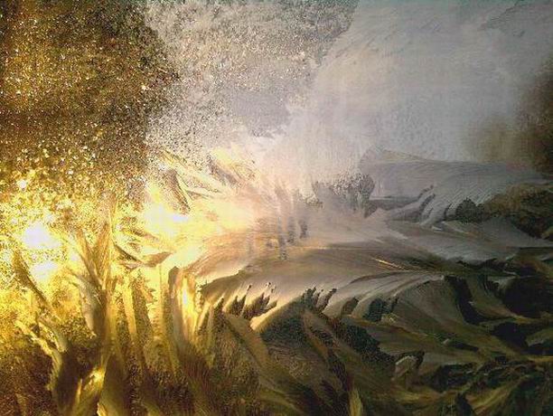 Бежит по краю бледного заката