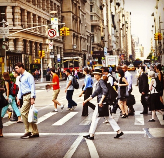 Люди спешащие на работу. Люди идут по улице. Люди идут современные. Современный ритм человека. Люди идущие по улице Китая.