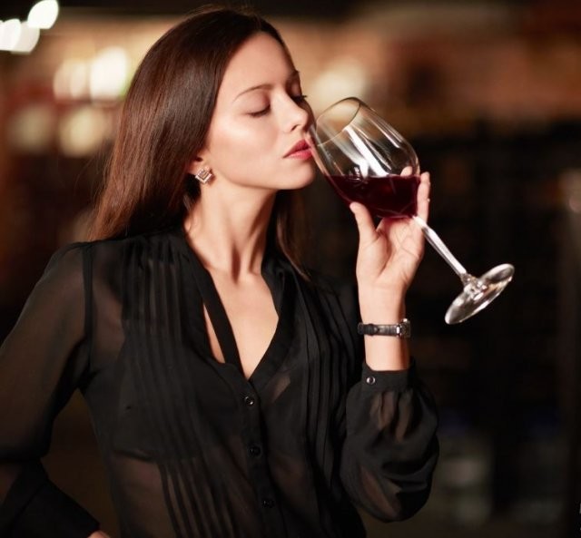 Женщина пьет коньяк. Мужчина и женщина пьют вино. Девушка с вином в Италии. Вина за магию. Женщина пьет кофе.