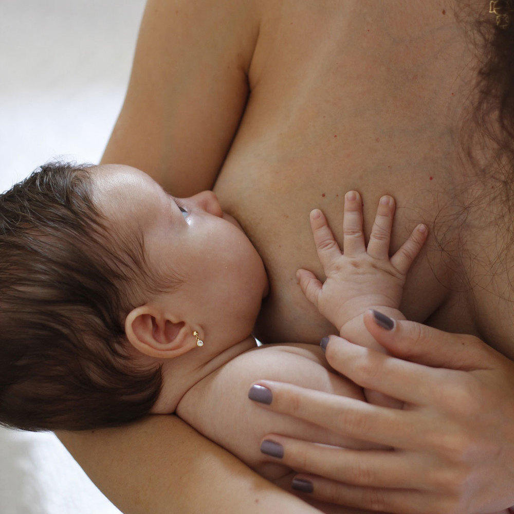 Женщина, кормящая дитя