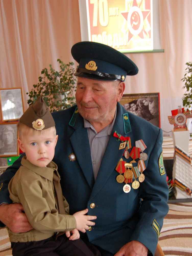 Песня военная про дедушку. Дед ветеран и внук. Дедушка ветеран с внуком. Ветеран в военной форме. Дети и ветераны войны.