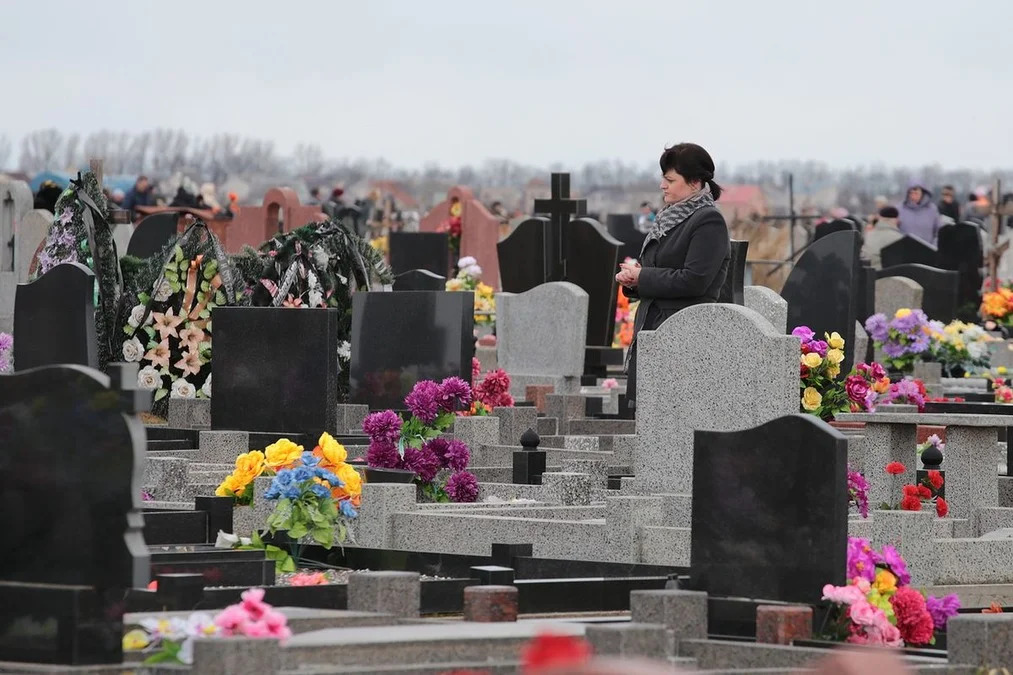Когда можно идти на кладбище. Посещение кладбища на Радоницу. Радоница на кладбище. Лития на кладбище. Кладбище дня поминовения.
