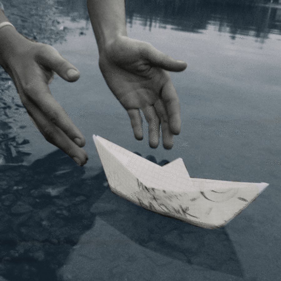 Кораблик из бумаги я по ручью пустил. Бумажный кораблик. Пускать бумажные кораблики. Бумажный кораблик в реке. Бумажный кораблик в ручье.