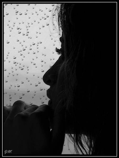 Тоска в душе предложения. Грусть на душе. Девушка плачет у окна. Тоска и слезы. Девушка плачет у окна дождь.