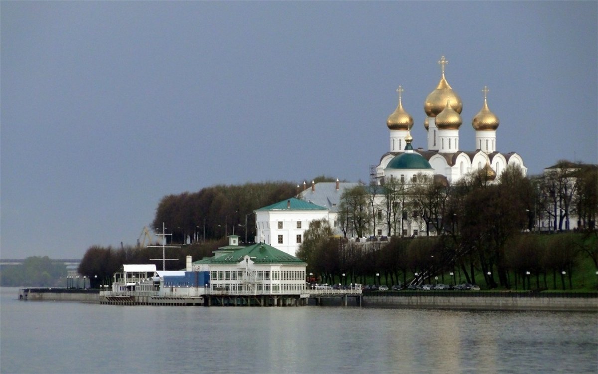 Церкви на берегу волги